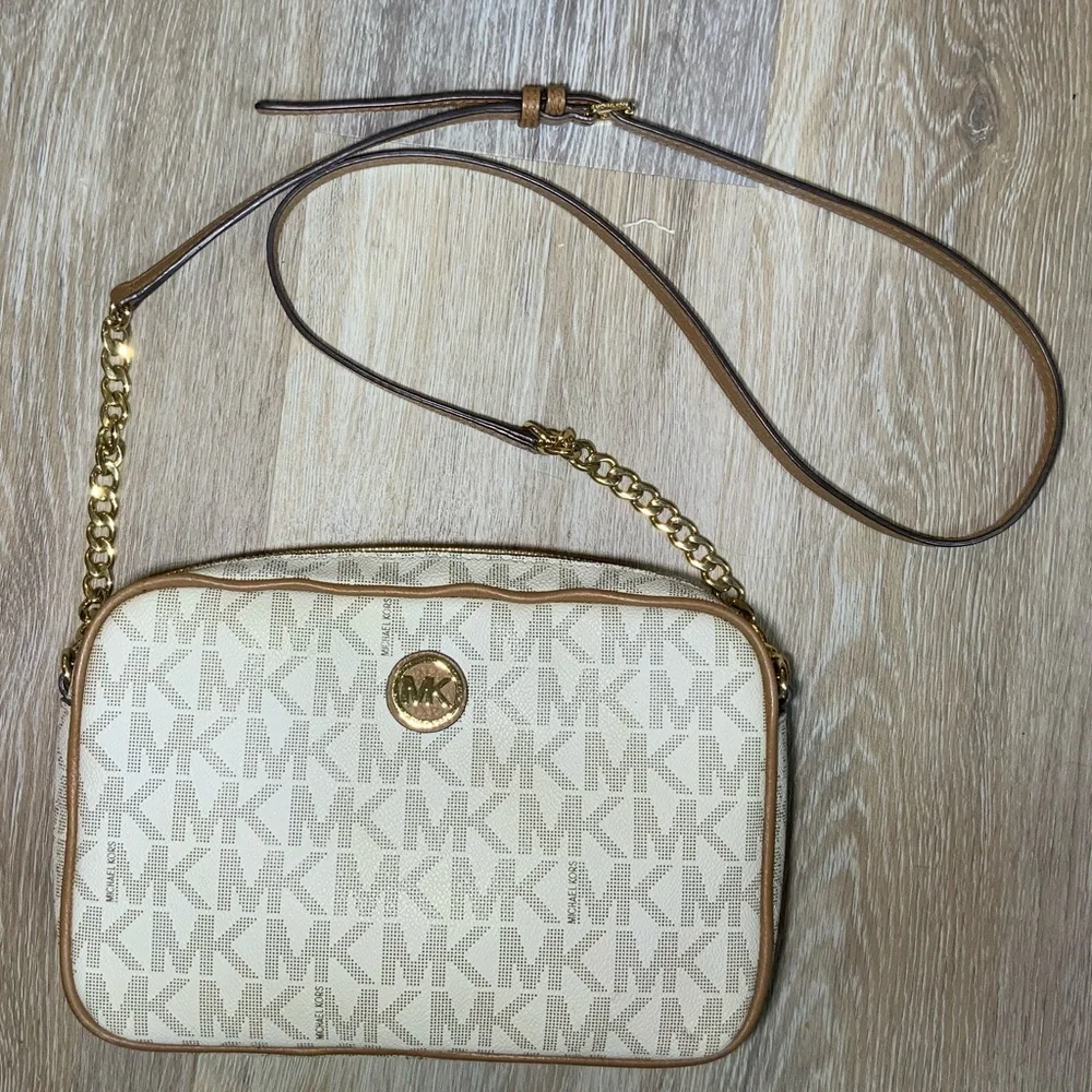Michael Kors Signature Jet Set Vanilla Crossbody Bag
